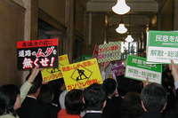 ガソリン再値上げ…民主、体を張って阻止するが 画像