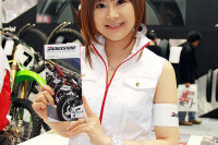 【東京モーターサイクルショー08】コンパニオン写真蔵…ブリヂストン 画像