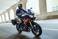 ヤマハ トレーサー900、R1とリレーションした新色「マットダークグレー」追加へ 画像