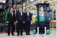 自動運転フォークリフトや安全機能標準装備化、トヨタL&Fが描く物流新時代 画像
