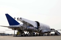 巨大貨物飛行機、ドリームリフターの機内を公開…MINIなら80台? 画像