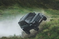 ランドローバー ディフェンダー 新型、映画『007』最新作で宙を舞う［動画］ 画像