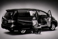 トヨタ『エスティマ』に秘密のアイテム搭載。なんと運転席シートが大変身 画像