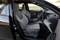 【トヨタ ヤリス 新型】運転席イージーリターン機能　トヨタ紡織の新開発シート 画像