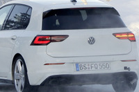 流れるウィンカーが点滅!VW ゴルフR 新型、333馬力で豪雪を走る 画像