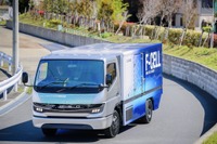 三菱ふそうeキャンターF-CELLを発表…ダイムラートラックはHVをパスしてEV／FCVへ 画像