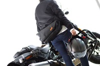 バイクから降りても持ち歩きたい、防水メッセンジャー型サイドバッグ発売 ドッペルギャンガー 画像