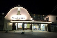 小田急の向ヶ丘遊園駅が全面的にリニューアル…腰折れ屋根の北口をライトアップ 4月1日 画像