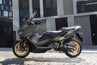 ヤマハ TMAX560 発売へ、排気量アップの新エンジン搭載で上質な走りを実現 画像