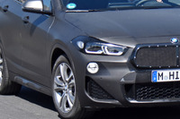 BMW X2 もグリル大型化か…新ヘッドライトも装着、改良新型をスクープ! 画像