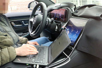 メルセデス・マイバッハSクラス 次期型、iPad Proより巨大なタッチスクリーンを激写! 画像