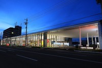 国内最大級のトヨタディーラー「TOYOTOWN 四日市」オープン…希少なカタログコレクションも常設展示 画像