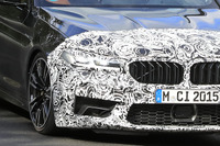 戦闘態勢は万全!BMW M5 改良新型、新デザインもくっきりと 画像