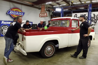気に入らなければ買わない!59年式フォードF100をイカしたビアトラックにしろ!?Part1 MotorTrend 画像