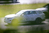 メルセデスベンツ GLC 次期型に初の3列7人乗り!? ロングになった試作車を目撃 画像
