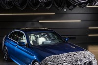 BMW 5シリーズセダン 改良新型、ティザーイメージ…5月27日発表 画像
