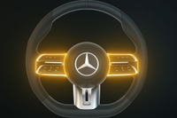 メルセデスベンツ Eクラス クーペ & カブリオレ 改良新型、ドライバーがハンドルを握っているかどうか検知 画像