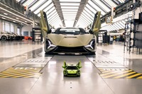ランボルギーニ初のHVスーパーカー、レゴ3696ピースで忠実に再現 画像