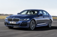 BMW 5シリーズ 欧州向け改良新型にPHV、最大出力292hpに向上…燃費は58.8km/リットル 画像