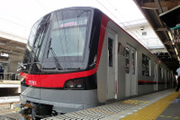 東武メトロ直通 座席指定「THライナー4号」乗車…新設した渡り線で緩行線へ、駅員配置なしで北千住で運転停車 画像