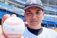 メルセデスベンツのマーク入りボール、千葉ロッテマリーンズが試合で使用 画像