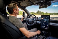 フォード マスタング EV、高速道路でハンズフリー走行が可能に…前方を注視しないと自動減速 画像