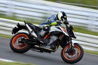 【KTM 890デュークR 試乗】「790」からのプラスアルファは想像以上…鈴木大五郎 画像