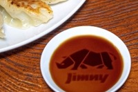 「絵柄が浮き出るしょうゆ皿 ジムニー」発売 アウトドア感あふれる食卓に 画像
