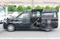 タクシーを改造した新型コロナ軽症患者移送車 日本交通が運行を開始 画像