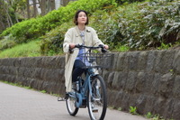 クルマと同じ制限速度までOK?右折レーンを使うのは?「意外と知らない」では済まされない 自転車の乗り方【岩貞るみこの人道車医】 画像