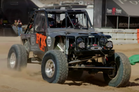 【MotorTrend】減速しないとクルマが燃える?もはやマッド・マックス!世界一過酷なレースに参戦…シフティング・ギア 画像