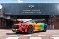 レインボーカラーのベントレー公開、LGBTQ+の誇りや地域への感謝を表現 画像