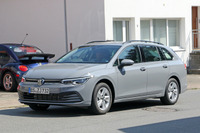 VW ゴルフ ヴァリアント 新型、右ハンドルのベースグレードをスクープ!PHEVの設定は 画像