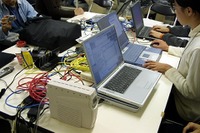 【オートサロン2002続報】幕張臨時分室のモバイルLAN、気になるFOMAは? 画像