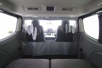 日産、感染症対策用「仕切りカーテン」発売 NV350キャラバン/NV200バネット対象 画像