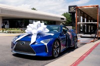 レクサス LCコンバーチブル、量産第一号車を引き渡し…慈善オークションで200万ドルで落札［動画］ 画像