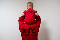 工具メーカーがベビーロンパース発売…パパのツナギとお揃い KTC 画像