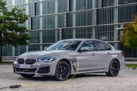BMW 5シリーズセダン 改良新型、直6エンジンのPHVを設定 11月欧州発売 画像