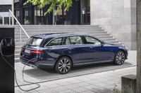 メルセデスベンツ Eクラスワゴン 改良新型、PHVディーゼルは燃費58.8km/リットル…欧州発売 画像