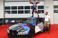 BMW M4クーペ 次期型、MotoGP制したオリベイラ選手に贈呈…9月の公式発表前に 画像