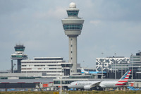世界の航空各社視界ゼロ---アメリカン1万9000人削減、ANAは通勤定期代廃止へ［新聞ウォッチ］ 画像