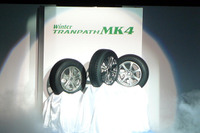 TOYO Winter TRANPATH MK4…スケートリンクでタイヤ発表会 画像