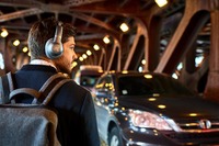 「運転中の音楽にはヒーリング効果あり」全世代の7割以上が実感　ハーマン調べ 画像