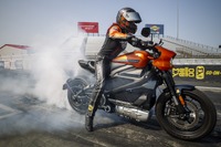 ハーレー ライブワイヤー、市販電動バイクの最速記録を樹立 ゼロヨン11.156秒 画像