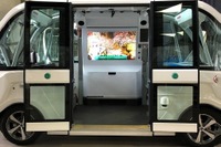 万博記念公園、自動運転EVバスの実証開始へ 対話型アバター搭載で新たな移動体験を提供 画像