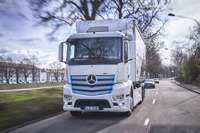メルセデスベンツのデザイン哲学「官能的純粋」、商用車に拡大展開…新コンセプトトラックに 画像