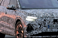 スパイシーな「S」モデルも？ アウディ新型EVクロスオーバー『Q4 e-tron』試作車のライトが光る 画像