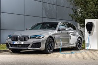 BMW 5シリーズ 改良新型、PHVが5車種に拡大へ…今秋から欧州で 画像