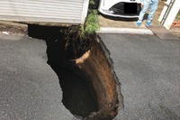東京調布の住宅街で道路陥没、地下で外環道トンネル工事［新聞ウォッチ］ 画像