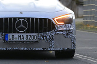 メルセデスAMG GT 4ドアクーペにPHEV「73e」追加の可能性…改良プロトを激写 画像